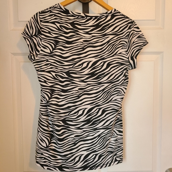 (1088) No Boundaries Woman's Zebra Pattern Activewear T-Shirt, Size: Large Colo… - Picture 4 of 5